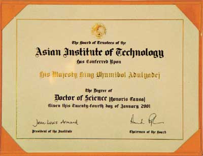 ปริญญาบัตรวิทยาศาสตรดุษฎีบัณฑิตกิตติมศักดิ์ ที่สถาบันเทคโนโลยีแห่งเอเชียทูลเกล้าทูลกระหม่อมถวาย