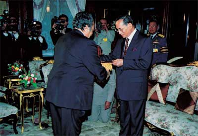 นายโฆเซ่ สุไลมาน ประธานสภามวยโลก ทูลเกล้าทูลกระหม่อมถวายเหรียญ Golden Shining Symbol of World Leadership