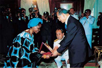 นางแอนนา คาจูมูโล ทิไบจูคา รองเลขาธิการสหประชาชาติ ทูลเกล้าทูลกระหม่อมถวายเหรียญรางวัลสดุดีพระเกียรติคุณ